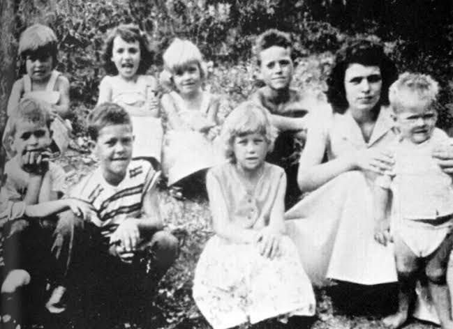 Dolly Parton Comes from a Huge Family. Here's What Her Siblings Are Doing Today