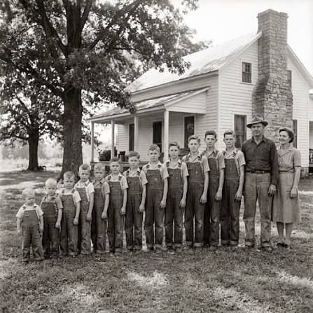 1955 Tennessee family photo of 13 sons with their parents goes viral
